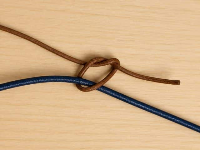 Verstellbarer Verschluss für Lederbänder - Schiebeknoten