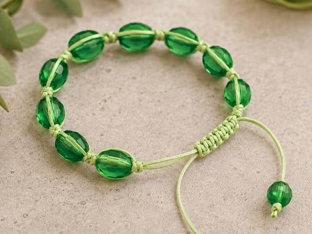 Geknüpfter Knotenverschluss für Armbänder