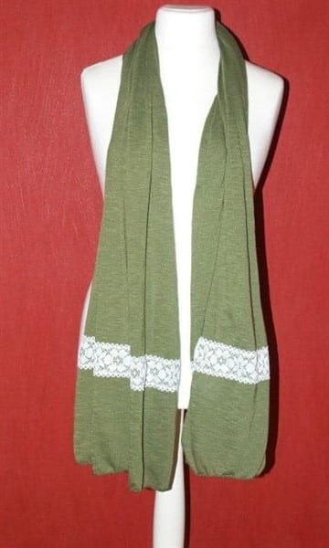 Grüner Schal mit Spitze verziert