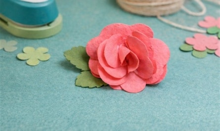 Moosröschen basteln: Moosröschen aus Tonpapier mit Kleeblatt-Locher