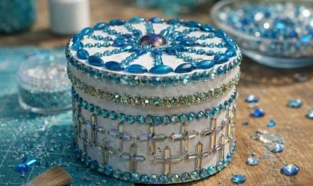 Pappdose mit Glitzersteinen
