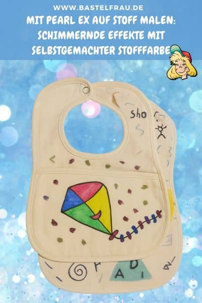 Mit Pigmenten auf Stoff malen – ganz einfach mit Pearl Ex und etwas Serviettenkleber. Entdecke neue Möglichkeiten für deine Stoffprojekte.