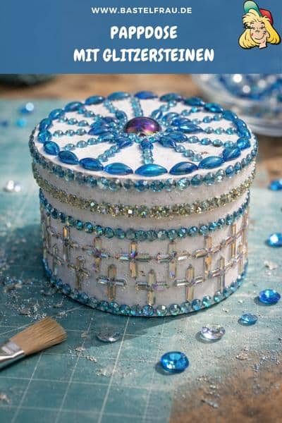 Pappdose mit Glitzersteinen