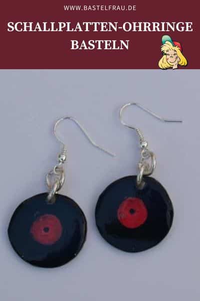 Selbstgemachter Schmuck: kleine schwarze Schallplatten als Ohrringe