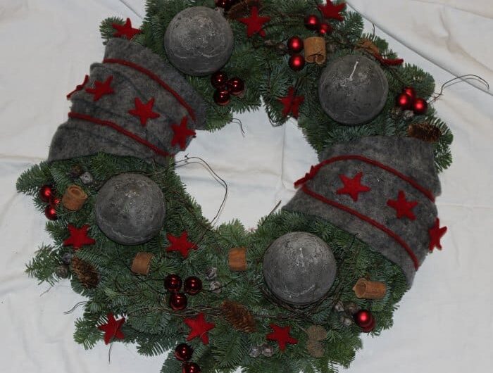 Grauer Adventskranz