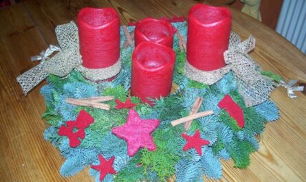 Adventskranz in Rot-Gold