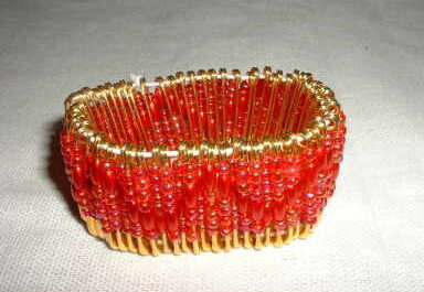 Armbänder aus Sicherheitsnadeln