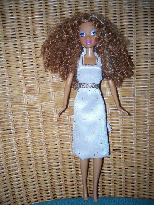 Nickykleid für Barbiepuppen mit goldenen Glitzerpunkten