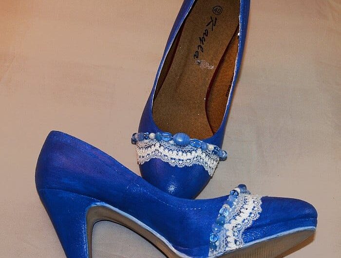 Pumps mit Perlen und Spitzen