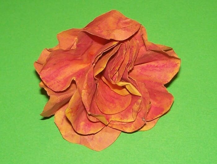 Fantasieblüte aus Tonpapier