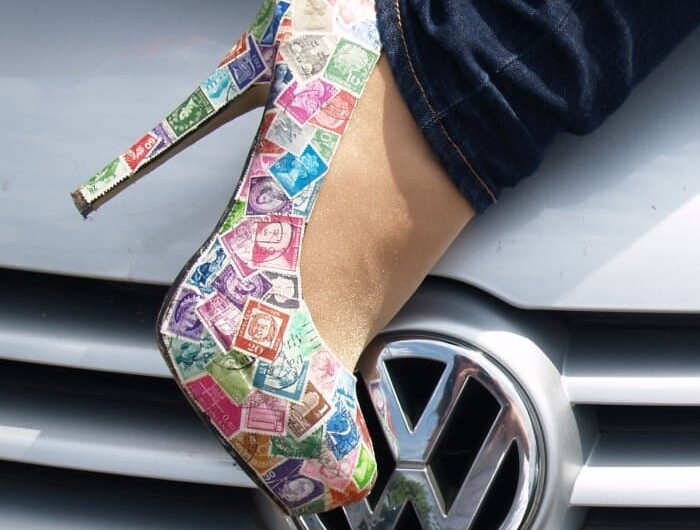 High Heels mit Briefmarken