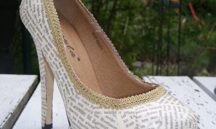 Schuhe mit Buchseiten beklebt