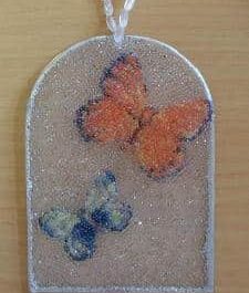 Fensterdekos aus Plexiglasscheiben, Servietten und Glaskügelchen