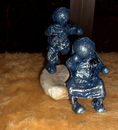Kinderfiguren auf Stein