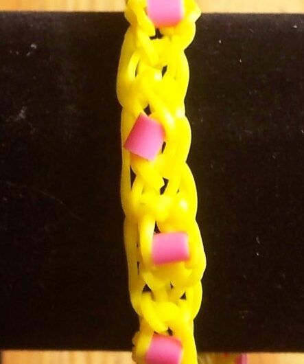 Perlen auf Rubberbands fädeln