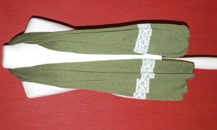 Grüner Schal mit Spitze
