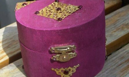 Geschenkdosen mit Strass-Steinen aufpeppen