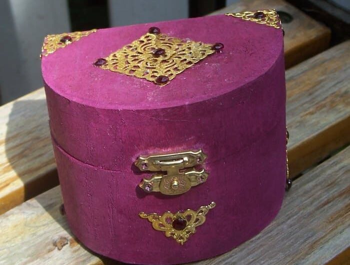 Geschenkdosen mit Strass-Steinen aufpeppen