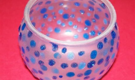 Joghurtbecher und Plastikdeckel mit Nagellack