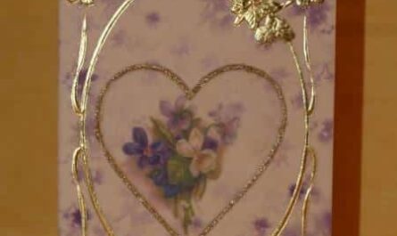 Karte mit Veilchen und Glitterherz