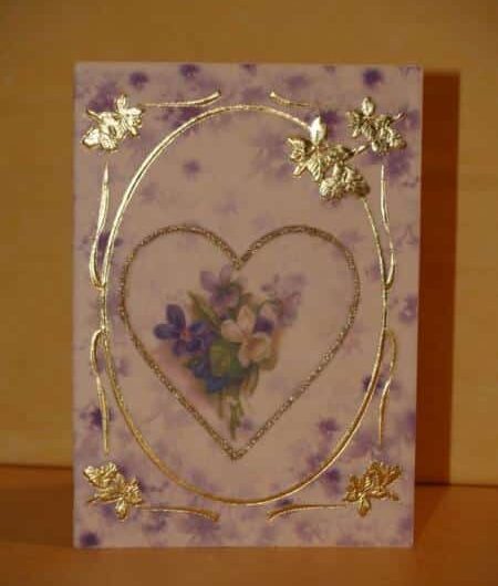 Karte mit Veilchen und Glitterherz