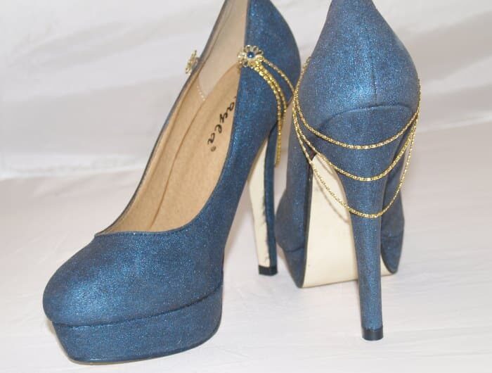 Schuhe mit Goldkettchen