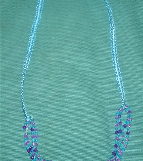 Kette in Hellblau und Zartlila