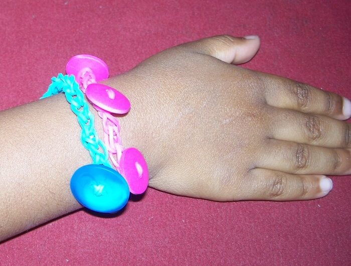 Loombands mit Knöpfen