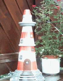 Leuchtturm aus Tontöpfen basteln
