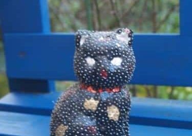 Katze im Pailettenkleid