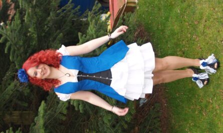 Piratinnenkostüm mit Fascinator und Schuhen