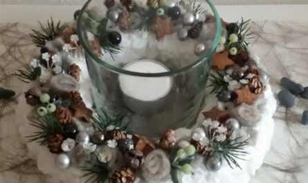 Weihnachtlichtes Windlicht mit Schneekranz