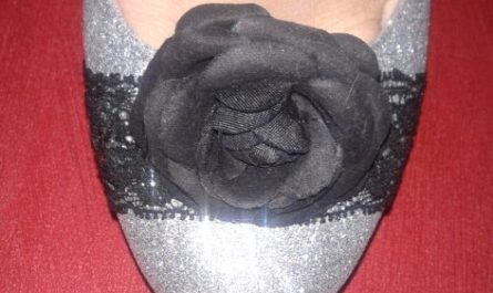 Silberner Glitzerschuh mit schwarzer Rose