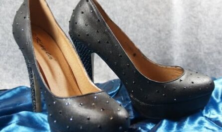 Schuhe pimpen - "Schuhrettung" mit Farbe und Strasssteinen