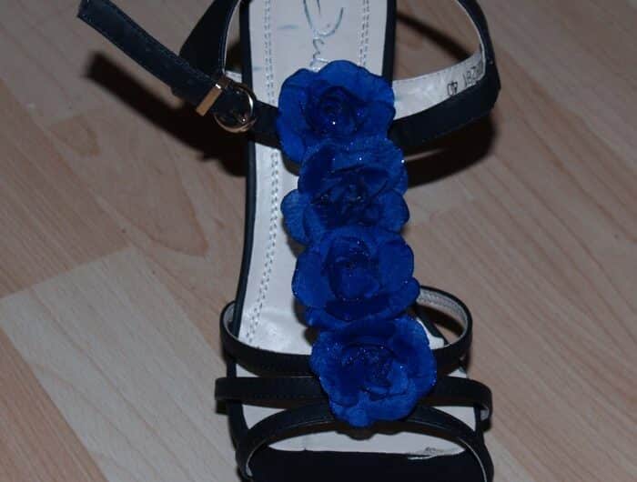 Sandaletten mit Seidenrosen