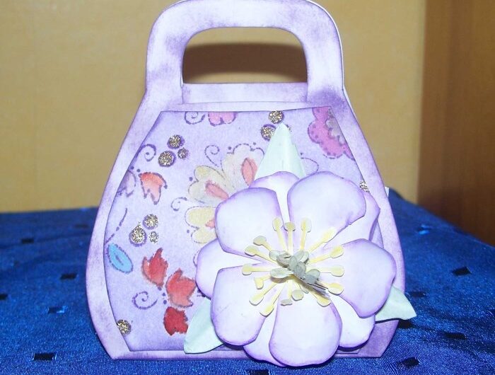 Geschenktasche mit selbstgestaltetem Hintergrundpapier