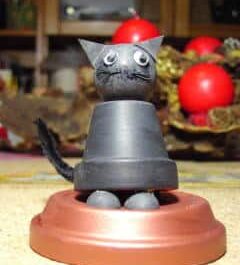 Kleine Tontopfkatze