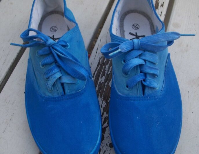 Stoffschuhe mit Acrylfarben bemalen