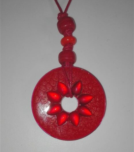 Kette mit Unterlegscheibe mit roten Glassteinen
