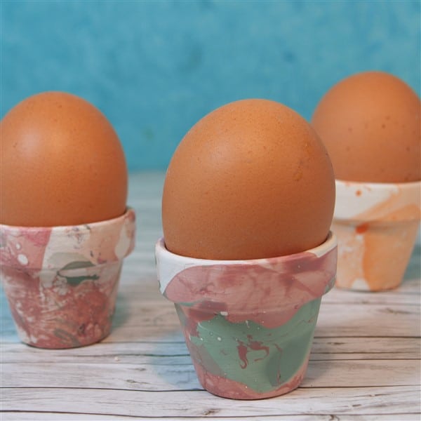 Eierbecher mit Nagellack marmorieren: Eierbecher aus Tontöpfen basteln