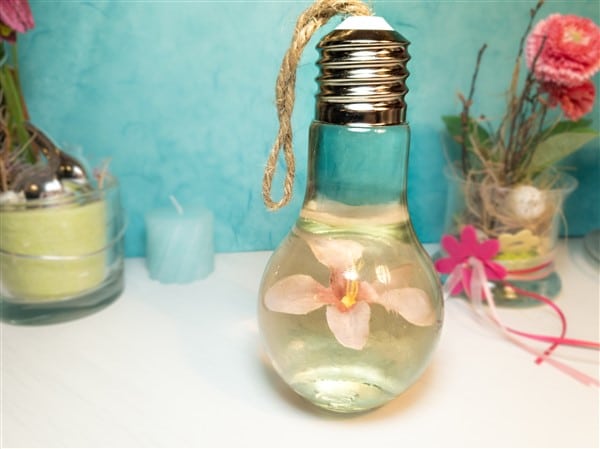 Deko-DIY: Glühbirnen mit schwebender Blumen