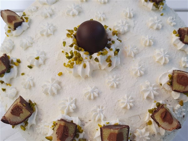 Marzipantorte backen - mit Nougat, Pistazien, Schokolade und Sahne