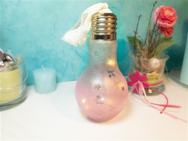 DIY-Deko: Zauberhafte Glühbirne mit LED-Lichtern