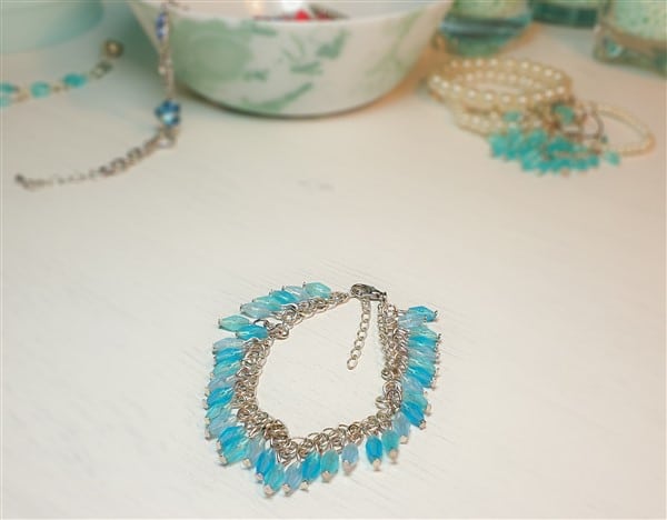 Armband aus gefrosteten blauen Perlen basteln