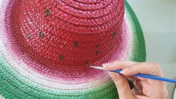 DIY Fashion – Strohhut zur Wassermelone umgestalten