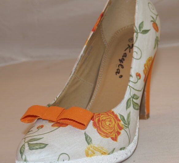 Pumps mit Blumenranken