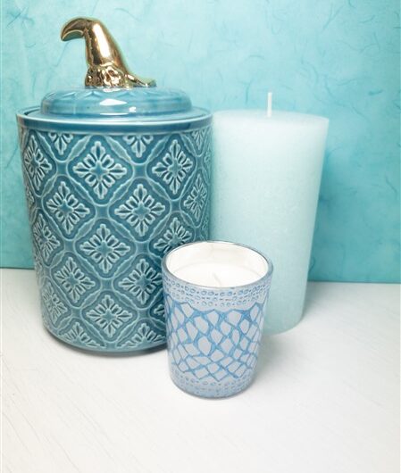 DIY Kerze dekorieren: Keramik-Design auf Glaskerze malen
