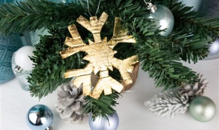 DIY Weihnachtsbaumschmuck: Schneeflocken mit Blattgold selber machen
