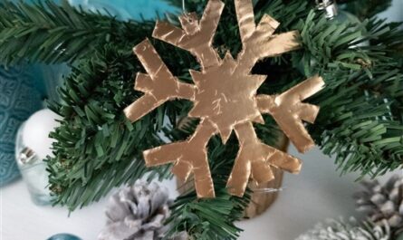 DIY Baumschmuck: Goldene Schneeflocken für den Weihnachtsbaum selber machen