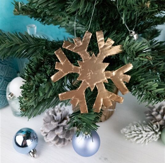DIY Baumschmuck: Goldene Schneeflocken für den Weihnachtsbaum selber machen